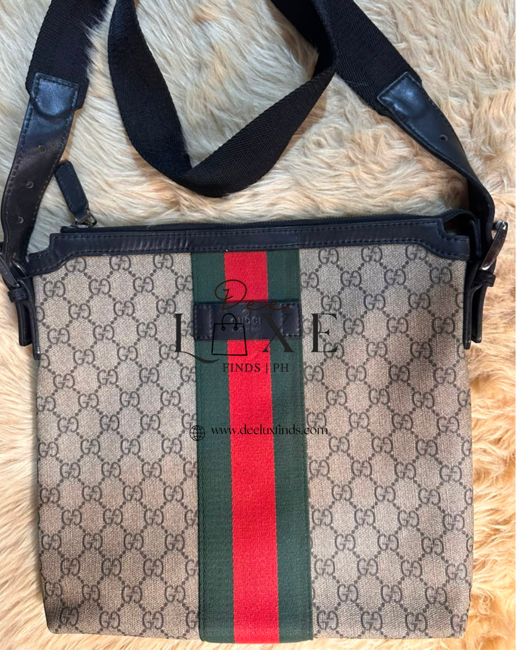 Gucci GG Supreme Messenger - front web stripe