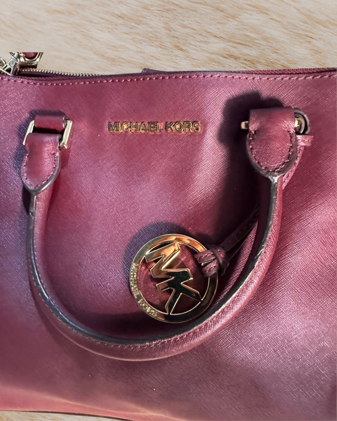 MK Savannah Mulberry - side zipper wear detail