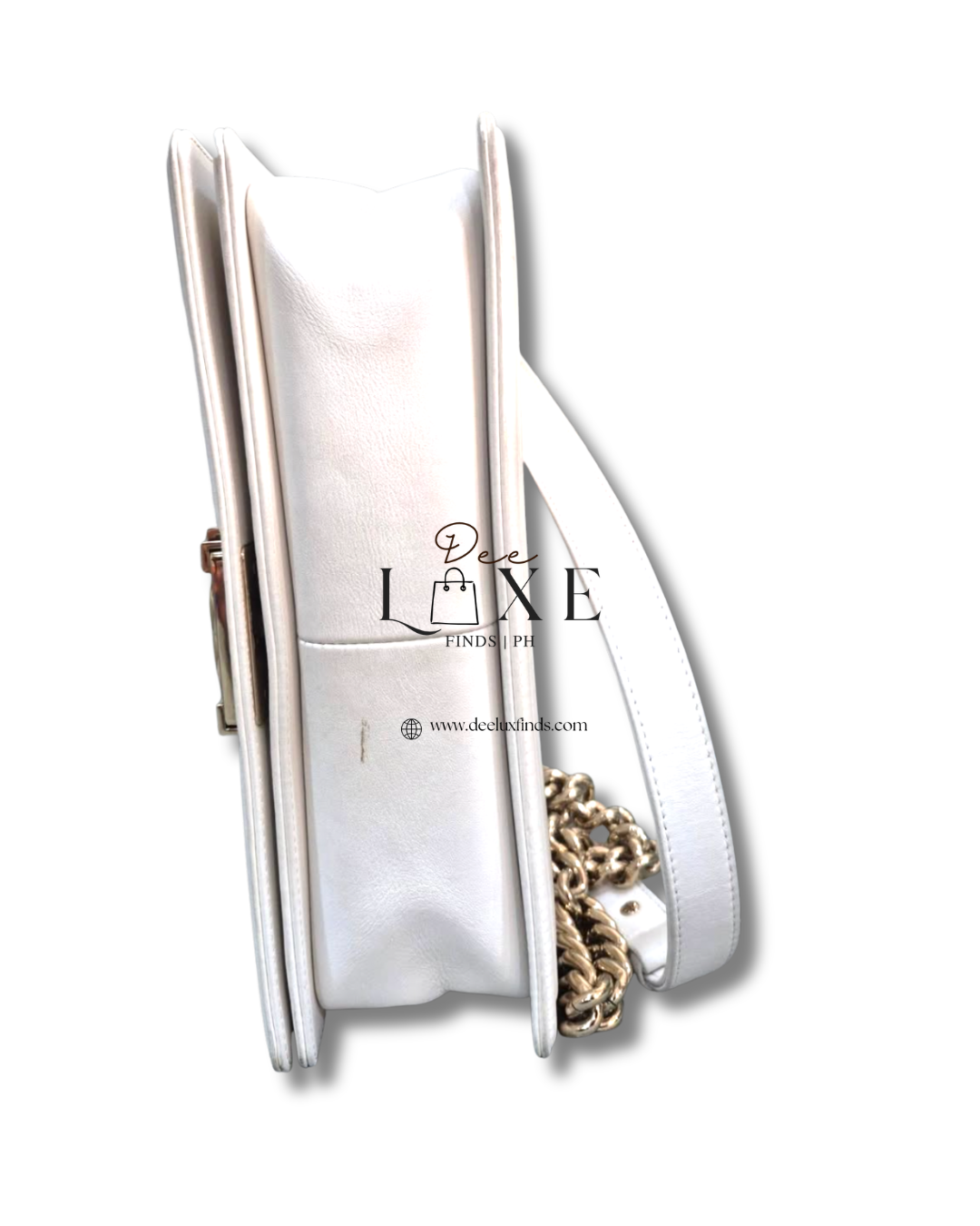 Chanel Boy Medium White - bottom edge and corner scuffing detail