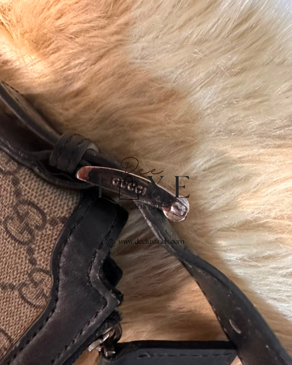 Gucci GG Supreme Messenger - top zipper view
